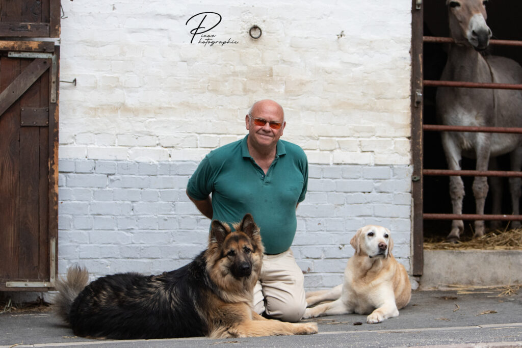 Photo de Riley avec Thierry Degand et un labrador