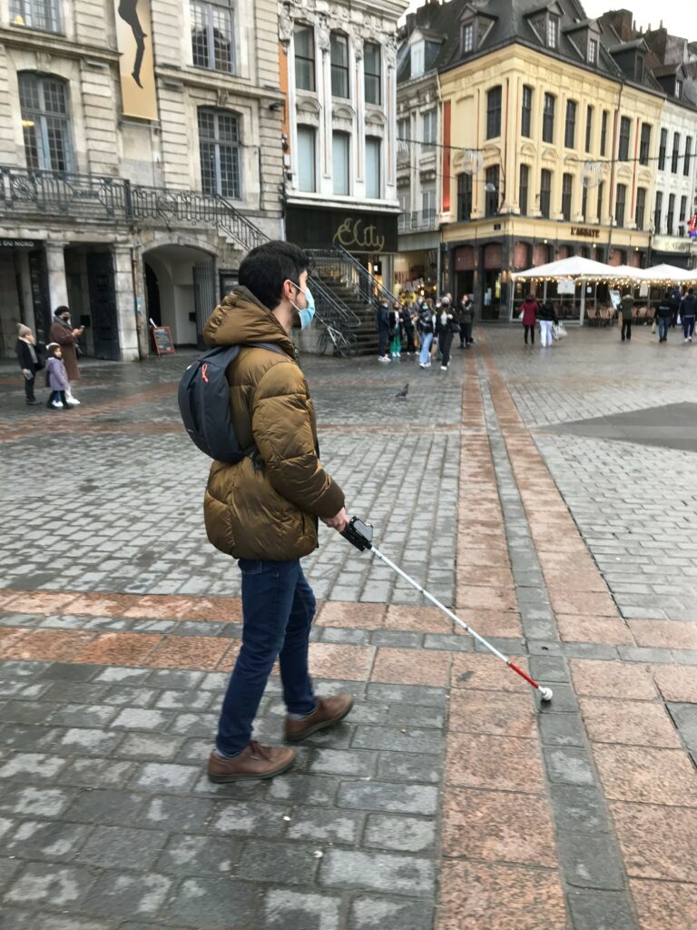 Remise d'une canne blanche électronique à Christian Cespedes