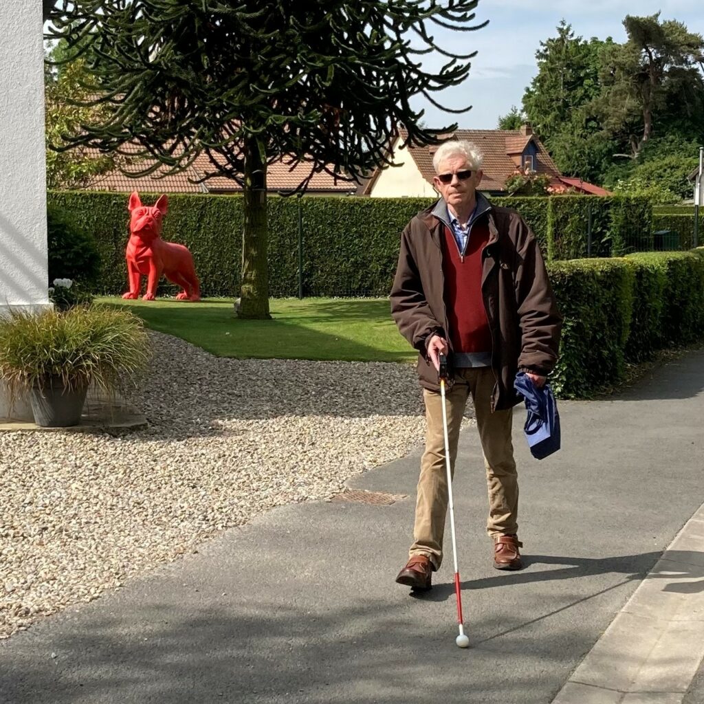 Remise d'une canne blanche électronique à Jacques Lestel