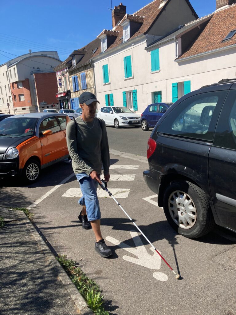 Remise d'une canne blanche électronique à Emmanuel Rouchaussée