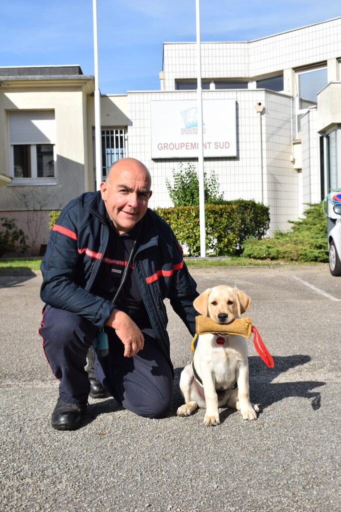 un chien guide chez les pompiers