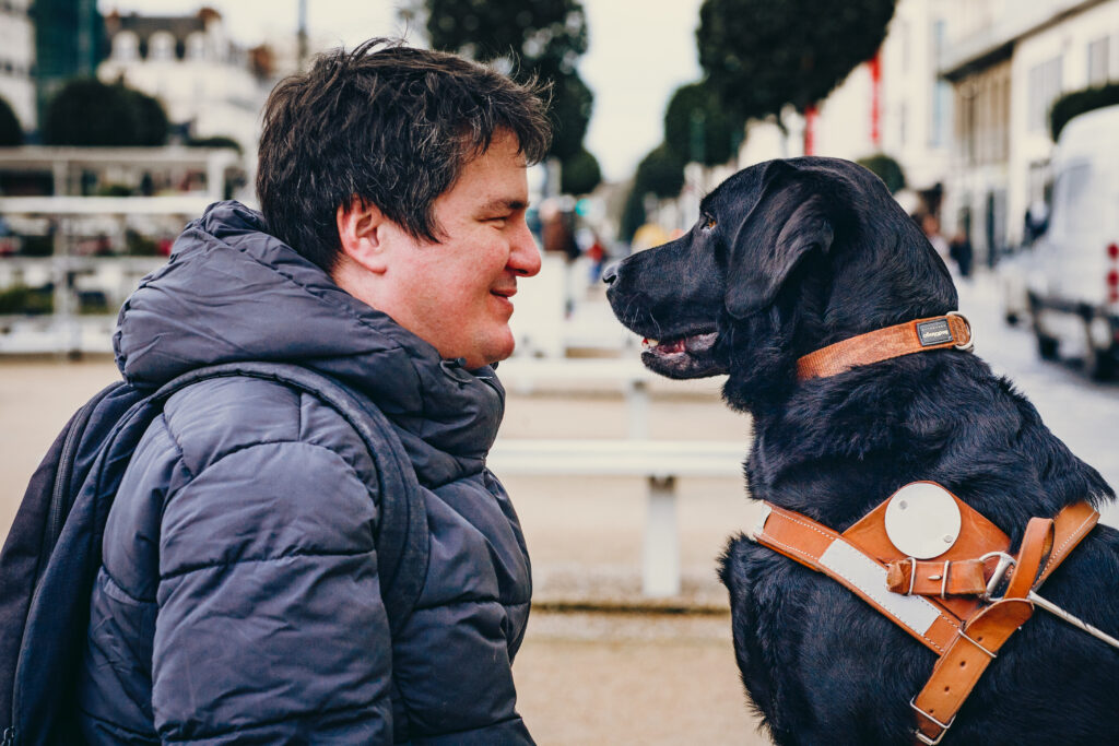 Photo d'un chien et son maître