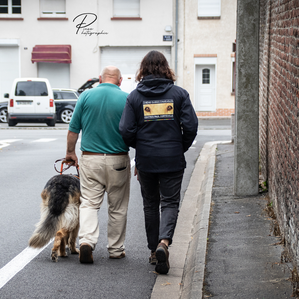 De dos un maitre chien guide et une éducatrice - Legs donations et assurance vie